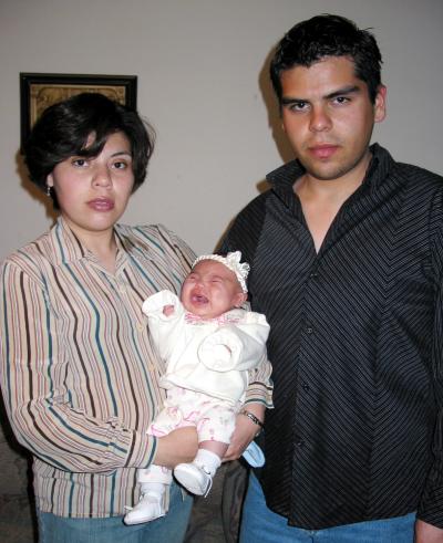 28 de febrero
Alicia Margarita Martínez de García y Jorge García Guerra en compañía de su pequeña hija, Sara Elisa García Martínez.
