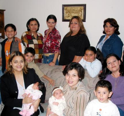 Lorena Martínez Prieto acompañada de algunas asistentes a su convivio de cumpleaños.