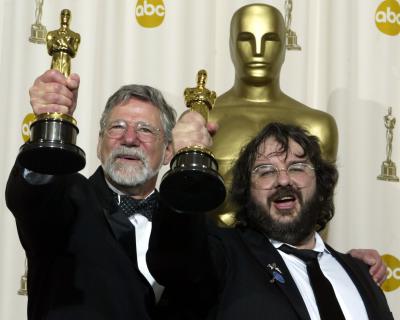 Peter Jackson y Barrie Osbourne se llevaron el Oscar a la Mejor Película por El Señor de los Anillos: El Regreso del Rey.