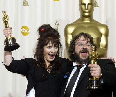 Peter Jackson y su esposa Fran Walsh se llevaron el Oscar por el Mejor Guión Adaptado por El Señor de los Anillos que recibió todos los premios a los que había sido nominada.