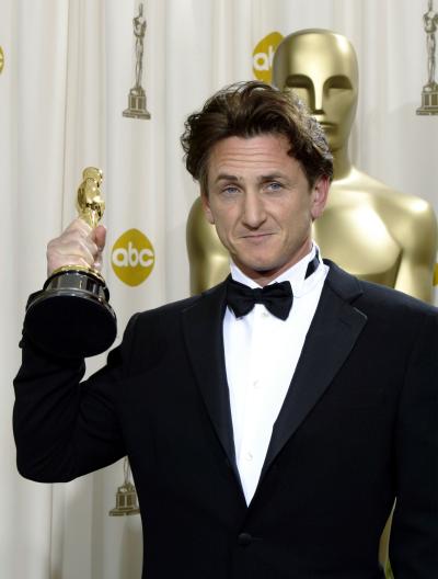 Sean Penn asistió a la ceremonia para recoger su Oscar como Mejor Actor por su brillante participación en Río Místico