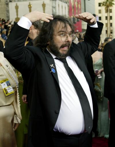 El 'rey de la noche' Peter Jackson saludó a sus fans antes de entrar al Teatro Kodak.
