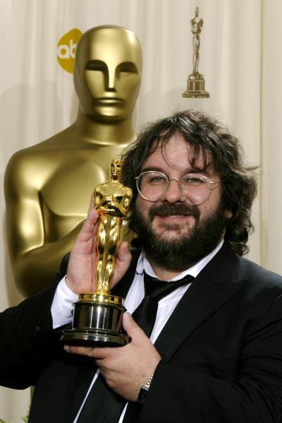 Después de tres años de búsqueda frenética tras su tesoro, 'Gollum' finalmente fue recompensado durante la 76 entrega de los Oscar. Y le fue mejor de lo que esperaba, pues en lugar de un anillo, recibió 11 estatuillas. Para deleite de sus fanáticos, El Señor de los Anillos: El Retorno del Rey, tercer capítulo de la saga de J.R.R Tolkien, no sólo fue la máxima ganadora de la noche, sino que hizo historia al colocarse como una de las tres películas, junto con Titanic (1997) y Ben-Hur (1959), más premiadas en toda la historia de la Academia.