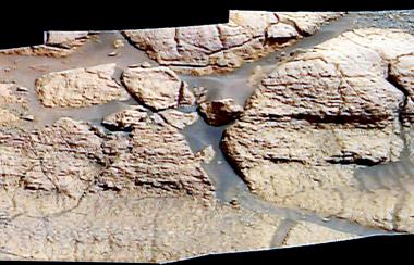 Las fotografías enviadas por ambos vehículos espaciales revelan que las rocas examinadas por ellos sufrieron una erosión que sólo puede ser explicada por la presencia de agua, informó Steve Squyres, principal encargado de los instrumentos científicos del 'Opportunity'.