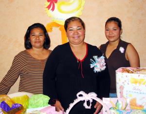 01 de marzo 

Urania Elizabeth Estrada de Reyes con Elizabeth Estrada Rodríguez e Isis Rocío Pimentel Estrada, organizadoras de su fiesta de regalos