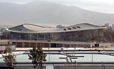 Esta imagen muestra una vista exterior del Pabellon de Deportes ubicado en la zona costera de faliro