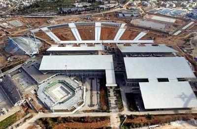 Las competencias de gimnasia y basquetbol se realizarán a la derecha del complejo que muestra esta imagen. Los deportes acuáticos se realizarán en el edificio del centro.
