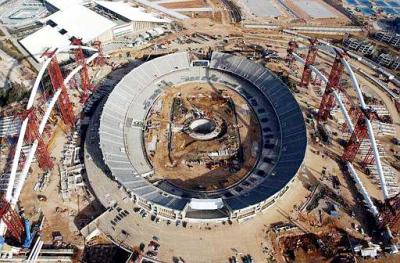 El Estadio Olímpico fue diseñado por el arquitecto español Santiago Calatrava, y no estaba contemplado dentro de los preparativos iniciales, pero ahora deberá edificarse en tiempo récord.