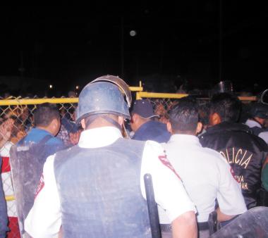 Cerca de las 20:00 horas comenzaron a llegar hasta la entrada del Cereso familiares de los reclusos, quienes a gritos exigían a los encargados de la vigilancia les dieran informes de lo que estaba sucediendo.