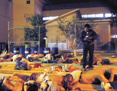 En la acción para controlarlos, uno de los cabecillas del grupo de insurrectos falleció. 

El recluso que perdió la vida fue identificado como Juan Manuel Castro González y/o Samuel Castro González alias “El Sapo”, quien había ingresado a este centro por sexta ocasión el 23 de octubre de 2003 por el delito de robo simple cometido en perjuicio de la empresa Almacenes García. 


Esta persona según se dijo, falleció a consecuencia de una broncoaspiración ocasionada por inhalar los gases lacrimógenos que los custodios utilizaron para someterlos.