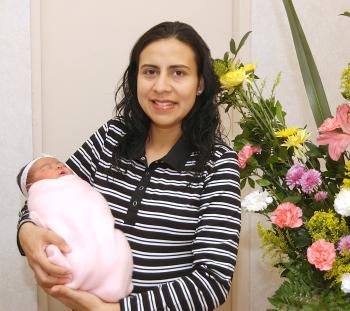 Susana Ramírez carga a su hija Andrea Valderas.