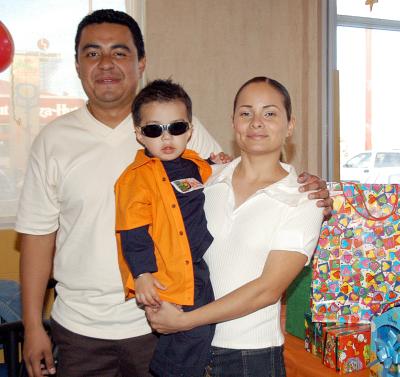 Diego Alfonso Gutiérrez Echeverría con sus papás Alfonso Gutiérrez Frayre y Cynthia Echeverría de Gutiérrez.