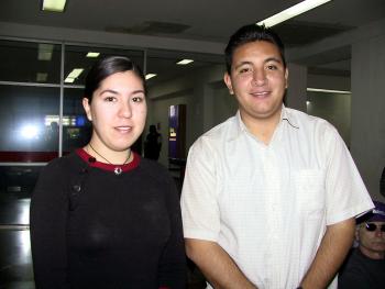 Miriam Mejía regresó a la Ciudad de México y fue despedida por Emmanuel Mejía.