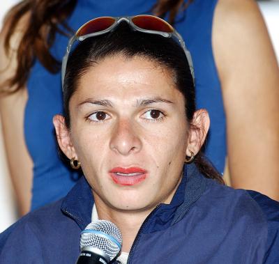 Ana Gabriela Guevara dijo sentirse halagada por las grandes muestras de cariño y admiración que el público le manifestó ayer durante su visita a la región, tras ser invitada por el comité organizador del Maratón de La Laguna y recibir diferentes reconocimientos. 

“Me da gusto ver las reacciones en la gente, ha sido una gran experiencia, me da gusto haber convivido con el público y desde luego los resultados que se han obtenido en lo deportivo dentro de esta prueba. 

Ahora me llevo el cariño de la gente y el entusiasmo demostrado por el comité organizador, que se ha preocupado por hacer de esta competencia la más importante de su especialidad, al lograr colocarlo como selectivo nacional para todas las pruebas a nivel internacional’’.