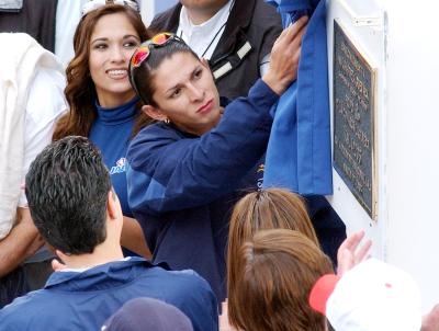 Frente a la línea de meta, Guevara develó una placa como reconocimiento a su trayecto dentro del atletismo mundial, todo ello en presencia del público lagunero, que acudió en buen número para saludarla, aunque con poco éxito, ya que las medidas de seguridad adoptadas, impidieron el acercamiento con sus seguidores, lo que de alguna forma creó decepción entre el público, que tuvo que admirar de lejos a esta figura del deporte mundial.