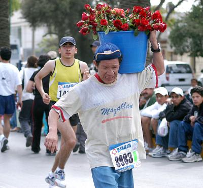 Este atleta mazatleco corrió con una cubeta repleta de rosas y le dio mayor colorido a la prueba lagunera