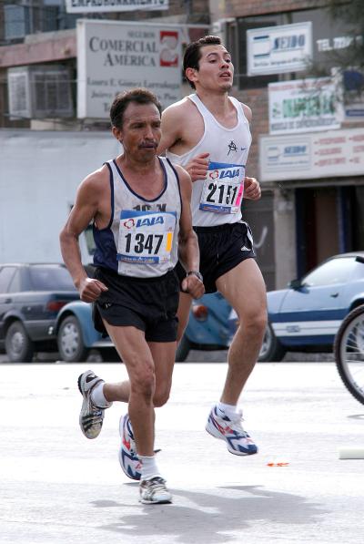 Maratónico ambientazo se dejó sentir en la Comarca Lagunera en donde gente de todas edades y condiciones físicas se hicieron presentes para participar en el XVI Maratón Lala 2004.