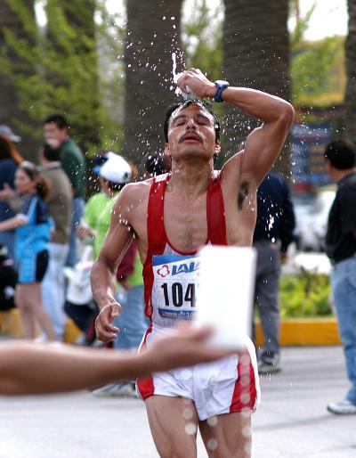 Este competidor fue captado mientras se refrescaba en uno de los puestos destinados para ello.