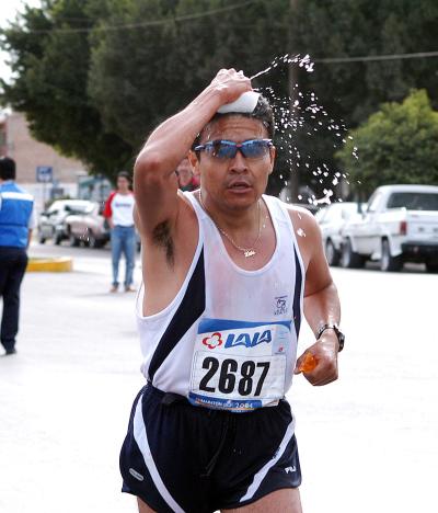 El calor y los efectos de la deshidratación después de correr tantos kilómetros se hacen presentes en los maratonistas.