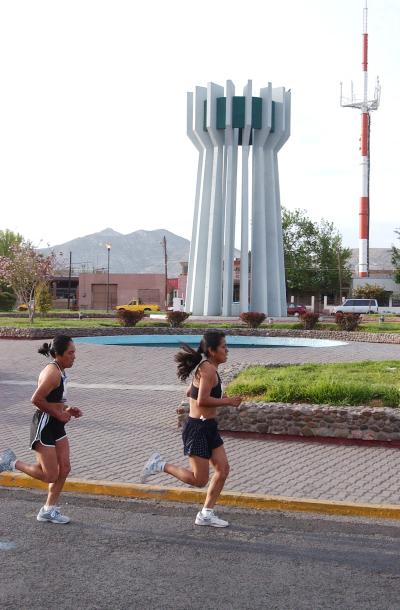 Pasaron varios años para que los atletas de la rama varonil dieran alcance a las mujeres, situación que ocurrió en la edición de este año. El rebase ocurrió en el cruce de la Avenida Central y la Calle Mangos en la colonia Torreón Jardín, después de pasar el kilómetro 33.