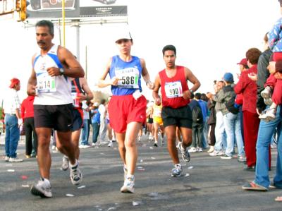 También los elementos de Vialidad jugaron un papel trascendental en el éxito del maratón, que además llevó el nombramiento de Campeonato Nacional. En Gómez Palacio, en el cruce del Bulevar Miguel Alemán y calle Javier Mina, se encontraba el titular de la Dirección Municipal del Deporte, José Díaz Couder, animando en todo momento a los corredores.