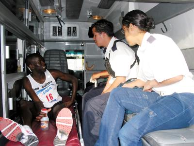 Hay que brindar un fuerte aplauso a los voluntarios y al cuerpo médico que se encargó de atender y masajear a los corredores al final del maratón, quienes llegaban con el rictus del cansancio, después de haber corrido los 42 kilómetros, con los 195 metros.