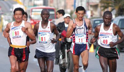 El mexiquense Procopio Franco (número 11), segundo lugarl del Maratón  de La Laguna y nuevo campeón nacional de maratón está satisfecho con su resultado aunque su objetivo primordial era vencer a los africanos.