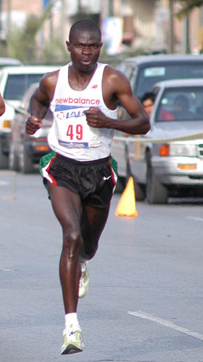 El keniano Thomas Omwenga es el campeón del Maratón Lala 2004. 
Aunque con algunas fallas en su organización, en el terreno deportivo la décima sexta edición del maratón lagunero fue un éxito al conseguir superar los cuatro mil participantes, quienes representaron a once países y 28 entidades mexicanas, lo que permitió consolidar a esta prueba como la mejor de su especialidad en territorio nacional.