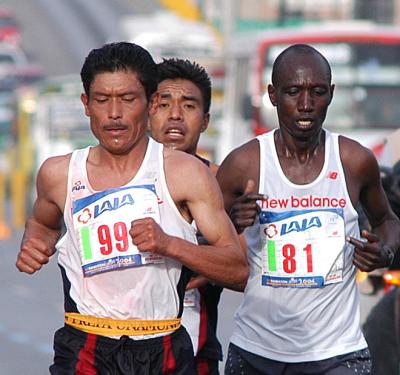 Por su parte, Andrés Espinoza (número 99) fue tercero tras cronometrar 2 horas, 11 minutos y 42 segundos, y aunque estuvo al frente de la competencia la mayor parte del trayecto, al final no pudo mantener el paso del africano.