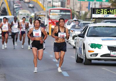 La ceremonia de premiación para los corredores recreativos, clasificados en diferentes categorías, se efectuó al filo de las 14:00 horas, la que fue presidida por Héctor Guerrero, director del maratón lagunero en el ágora situada a un costado de la meta.