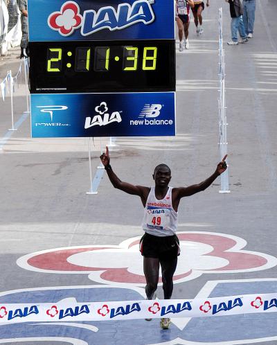 El keniano Thomas Omwenga fue ovacionado al llegar a la meta.

La entrega de preseas a los atletas de la categoría Elite, se efectuó en el auditorio del Museo Regional de La Laguna, ante la presencia de diversas personalidades, como la atleta sonorense Ana Gabriela Guevara, Eduardo Tricio Haro, presidente del consejo de administración del Grupo Lala; Ramón Iriarte, fundador del maratón lagunero.