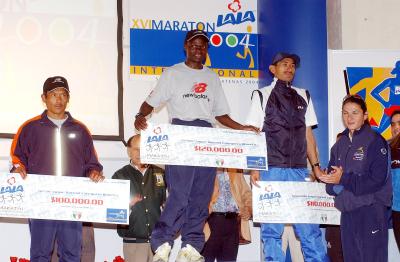 El africano Omwenga  tuvo un gran desempeño en los últimos diez kilómetros de la competencia, y cruzó la meta en 2 horas, 11 minutos y 38 segundos, aunque el esfuerzo no le alcanzó para romper la marca de 2 horas, 10 minutos y 57 segundos, que sigue en posesión del coahuilense Andrés Espinoza.

En el gráfico Ana Guevara entrega los premios a los tres primeros lugares de la rama varonil.