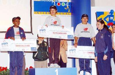 El keniano Thomas Omwenga y la tlaxcalteca Margarita Cabello, se convirtieron en los campeones del Maratón Internacional de La Laguna Lala 2004, después de una cerrada lucha a lo largo de los poco más de 42 kilómetros de recorrido.

En el gráfico Ana Guevara premia a los tres primeros lugares de la rama femenil.