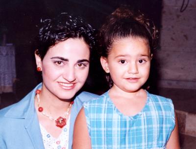 Gina Zarzar Bichara de Manzur desde 1997 reside en Tampico, Tamaulipas, al lado de su esposo Carlos Manzur Nemer y de sus hijos Carlitos y Gina.