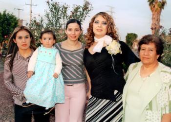 Mayra Ilenia Garibay Soto acompañada de Yuri Rubio de Sánchez, Tere Sánchez y Concepción Aragón.