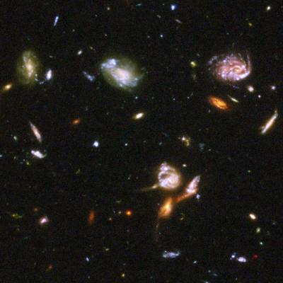 Esta nueva visión del Universo en su infancia fue posible gracias a dos imágenes captadas por la Cámara Avanzada para Reconocimientos (ACS, en inglés), instalada en el telescopio espacial en 2002, y la Cámara Casi Infrarroja y Espectrómetro para Objetos Múltiples (NICMOS).