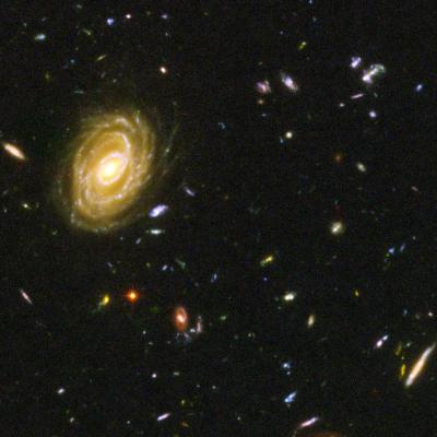 Mientras que actualmente las galaxias son espirales y elípticas, las imágenes del Hubble muestran que sus antecesoras tenían una gran variedad de formas, tamaños y colores. Unas se asemejan a palillos de dientes, otras a brazaletes y algunas parecen interactuar entre ellas.