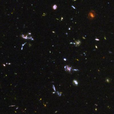 El Hubble concentró su atención en la constelación de Fornax, bajo la constelación de Orión, que ocupa un espacio en el firmamento que se ve desde la Tierra de tan sólo una décima parte del diámetro de la Luna, pero que en realidad contiene unas 10.000 galaxias.