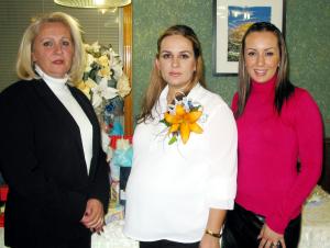 Ana Isabel Romo en compañía de Mapi de González y Georgina de Maturino en la fiesta de canastilla que le ofrecieron.