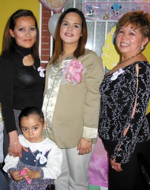 SulinValenzuela de Macías acompañda de María de Jesús Navarro y Mayela Macías de García, anfitrionas de su fiesta de regalos.