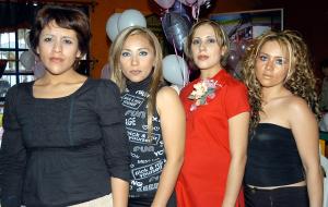 Nadia Cruz de Isais en compañía de Mary Holguin de Cruz, Oralia Juárez e Italia Isais, en la fiesta de canastilla que le organizaron por el próximo nacimiento de su bebé.