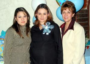 12 de marzo 
Magaly Oyervides de Ruiz, acompañada de las organziadoras de su fiesta de canastilla, realizada en días pasados.