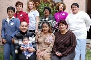 Mirna Guadalupe Cervantes de Alcázar, acompañada de algunas asistentes a su fiesta de regalos realizada en días pasados.