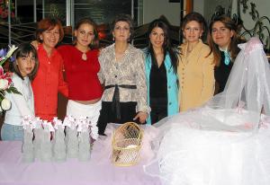 Marlen Issa de Garnier acompañada de las anfitrionas de su fiesta de canastilla realizada por el próximo nacimiento de su bebé.
