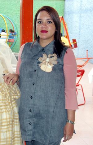 Claudia Arenas de Chávez recibió felicitaciones, en la fiesta de regalos que se le ofreció con motivo del próximo nacimiento de su bebé.