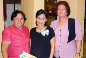 13 de marzo 
Angélica Fematt acompañada de María Isabel Fematt y Ana Isabel Espinoza, en la fiesta de regalos que se le ofreció en días pasados por el próximo nacimiento de su bebé.
