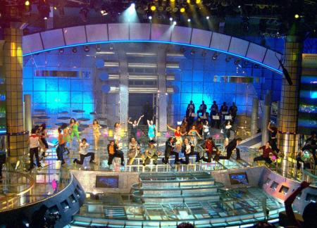 Tras más de un año de acariciar el estreno de la tercera generación de La Academia, anoche con un espectacular escenario, los intérpretes Alex Ubago y Gilberto Santa Rosa y la presencia del presidente de TV Azteca, Ricardo Salinas Pliego, los 18 alumnos del reality show brindaron su primera gala en medio de aplausos de casi 750 personas.