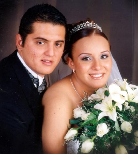 sr. Jonatha F. Chávez Betancourt y Srita. Wendy Daphnne Muñoz Zárate recibieron la bendición nupcial en la Catedral de Nuestra Señora del Carmen el dos de enero de 2004.