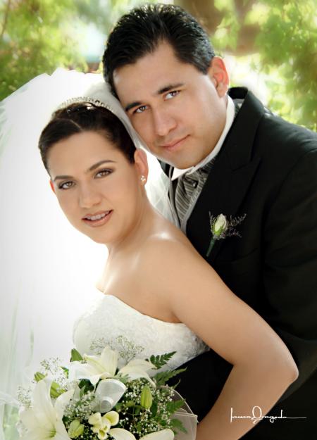 L.C.O. Óscar de Jesús Martínez Reyes y L.C.C. Miriam Delia Barker Berumen recibieron la bendición nupcial en la parroquia Los Ángeles el 27 de febrero de 2004 .


Estudio Laura Grageda