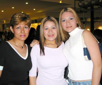 Eva, Karina y su mamá Eva García
